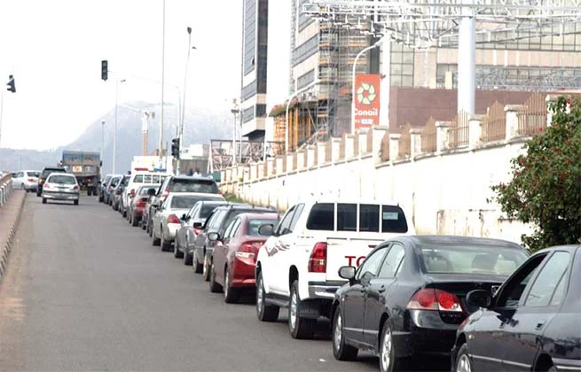 Tweeps knock FG as fuel scarcity leaves commuters stranded