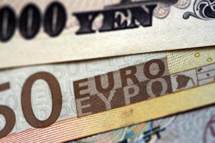Euro strengthens, yen weakens ahead of European Central Bank meeting