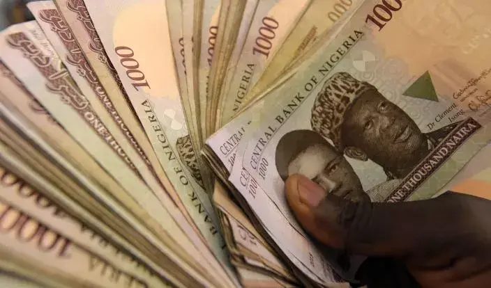 Naira drops despite weak dollar, trades at N925/$ on black market