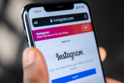 Instagram tests tool to allow creators highlight comments in stories